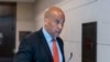 Senator Cory Booker pergi meninggalkan Gedung Capitol di Washington setelah menghadiri pertemuan singkat pada 19 April 2023. (Foto: AP/Alex Brandon)
