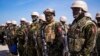 Des policiers kényans sur le tarmac de l'aéroport international Toussaint Louverture après avoir atterri à Port-au-Prince, en Haïti, le mardi 25 juin 2024. AP / Marckinson Pierre