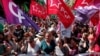 Sejumlah perempuan turun ke jalanan di Paris pada 23 Juni 2024 dalam aksi menentang Partai National Rally, yang berhaluan kanan ekstrem, menjelang pemilu parlemen di negara tersebut. (Foto: Reuters/Gonzalo Fuentes)