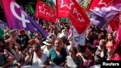 Sejumlah perempuan turun ke jalanan di Paris pada 23 Juni 2024 dalam aksi menentang Partai National Rally, yang berhaluan kanan ekstrem, menjelang pemilu parlemen di negara tersebut. (Foto: Reuters/Gonzalo Fuentes)
