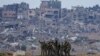 Mulheres-soldado israelitas fazem uma selfie na fronteira Sul de Israel com Gaza, 19 fevereiro 2024 (AP Photo/Tsafrir Abayov)