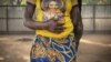 Une jeune fille de quinze ans tombée enceinte après avoir été violée par des rebelles à Paoua dans le nord-ouest de la Centrafrique. AFP/ Barbara Debout