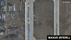 Російські бомбардувальники Су-34 на аеродромі Морозовськ, супутникова світлина, березень 2021 року
