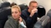 Алексей Навального и Юлия Навальная на борту самолета во время перелета из Берлина в Москву, 17 января 2021 года