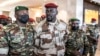 Le président du Comité national pour le rassemblement et le développement (CNRD), le colonel Mamady Doumbouya (au milieu) après une réunion de la CEDEAO à Conakry, le 17 septembre 2021. AFP / John Wessels