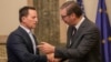Predsednik Srbije Aleksandar Vučić uručio je bivšem specijalnom izaslaniku predsednika SAD za dijalog Beograda i Prištine Ričardu Grenelu Orden srpske zastave prvog stepena, u Beogradu, 25. oktobra 2023. (Foto: FoNet)