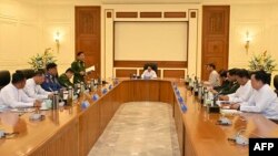 ২০২৪ সালের ৩১ জানুয়ারি মিয়ানমার মিলিটারি ইনফরমেশন টিমের তোলা ও প্রকাশ করা এই হ্যান্ডআউট ছবিতে দেখা যাচ্ছে নেপিডোতে প্রতিরক্ষা ও নিরাপত্তা পরিষদের বৈঠকে বক্তব্য রাখছেন মিয়ানমারের সেনাপ্রধান মিন অং হ্লাইং।