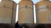 FILE - Seorang pria bersepeda melewati fasilitas penyimpanan penimbun biji-bijian milik negara China, Sinograin dekat pelabuhan Tianjin, China, 12 Desember 2019. (REUTERS/Yilei Sun)