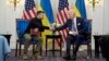 Presiden AS Joe Biden melakukan pembicaraan dengan Presiden Ukraina Volodymyr Zelenskyy di Paris, Prancis pada 7 Juni 2024 lalu. 