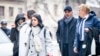Namrata Hinduja (kiri) dan Ajay Hinduja (kedua dari kanan) didampingi pengacara tiba di Jenewa untuk menghadiri persidangan, 15 Januari 2024. (Foto: Gabriel Monnet/AFP)