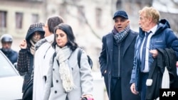 Namrata Hinduja (kiri) dan Ajay Hinduja (kedua dari kanan) didampingi pengacara tiba di Jenewa untuk menghadiri persidangan, 15 Januari 2024. (Foto: Gabriel Monnet/AFP)