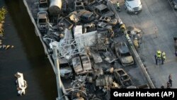 Tabrakan multi-kendaraan terjadi di Interstate 55 Lousiana, Senin, 23 Oktober 2023. Kabut superfog akibat kebakaran rawa di Louisiana selatan dan kabut pagi yang tebal menyebabkan banyak kecelakaan lalu lintas. (Foto AP/Gerald Herbert)