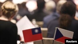 Bendera nasional Taiwan dan Republik Ceko terlihat dalam sebuah pertemuan di Taipei, Taiwan, pada 27 Maret 2023. (Foto: Reuters/I-Hwa Cheng)