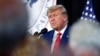 Mantan Presiden AS Donald Trump bersama relawan kampanye, 18 Juli 2023, di Cedar Rapids, Iowa. (Foto: AP)