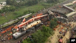 ভারতের পূর্বাঞ্চলীয় রাজ্য উড়িষ্যার বালাসোর জেলায় যাত্রীবাহী ট্রেন দুর্ঘটনার স্থানে উদ্ধারকারীরা কাজ করছে। ৩ জুন, ২০২৩। 