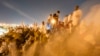Jemaah haji berkumpul di Arafah, dekat kota suci Mekah, Arab Saudi, 15 Juni 2024. (Foto: AP)