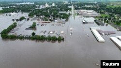 Potongan gambar dari video yang diambil dengan drone ini menunjukkan wilayah Rock Valley, Iowa, yang terendam banjir pada 22 Juni 2024, menyusul hujan deras yang turun di wilayah tersebut. (Foto: Chris VB/via Reuters)