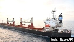 যুক্তরাষ্ট্রের মালিকানাধীন জাহাজ জেনকো পিকার্ডি বুধবার (১৭ জানুয়ারি) এডেন উপসাগরে হুথি বিদ্রোহীদের ড্রোন হামলার মুখে পড়ে; (ভারতীয় নৌবাহিনীর সরবরাহ করা ছবি); ১৮ জানুয়ারি ২০২৪।