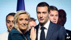 ARQUIVO - Marine Le Pen, líder do National Rally de extrema-direita francês, à esquerda, e Jordan Bardella, principal candidato do partido às próximas eleições europeias, durante uma reunião política a 2 de junho de 2024, em Paris.