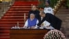 Perdana Menteri India Narendra Modi menandatangani dokumen setelah mengambil sumpahnya saat upacara pelantikan di istana presiden di New Delhi, India, 9 Juni 2024. (Foto: REUTERS/Adnan Abidi)