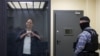 Wartawan the Wall Street Journal, Wall Street Journal Evan Gershkovich, yang ditahan atas tuduhan kegiatan mata-mata,memberi simbol hati dari dalam ruangan untuk terdakwa dalam persidangan di Moskow, Rusia, 23 April 2024. (Foto: Tatyana Makeyeva /Reuters) 