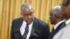 Perdana Menteri baru Haiti Garry Conille, kiri, berbicara kepada presiden dewan Edgard Leblanc Fils saat upacara pelantikannya di Port-au-Prince, Haiti, 3 Juni 2024. (Foto: AP)
