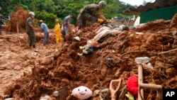 ব্রাজিলের উপকূলীয় শহর সাও সেবাস্তিওর সমুদ্রতটে উদ্ধারকর্মীরা মরদেহ উদ্ধারের প্রচেষ্টা চালাচ্ছেন। ২২ ফেব্রুয়ারি, ২০২৩ 