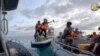 Penjaga Pantai China memegang kapak saat mendekati pasukan Filipina dalam misi pasokan di Beting Second Thomas, di Laut Cina Selatan yang disengketakan, 17 Juni 2024.(Angkatan Bersenjata Filipina via AP)