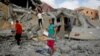 Anak-anak Palestina memeriksa sebuah rumah di Rafah, selatan Jalur Gaza, yang terkena serangan Israel, di tengah konflik yang sedang berlangsung antara Israel dan Hamas, 5 Mei 2024. (REUTERS/Hatem Khaled)