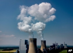 Uap mengepul dari pembangkit listrik tenaga batu bara di Neurath, Jerman, 8 Juni 2023. (Foto: AP)