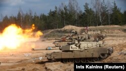 Ілюстративне фото. Танк M1A1 Abrams під час навчань НАТО у Латвії, 26 березня 2021. REUTERS/Ints Kalnins