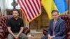 Ketua DPR AS Mike Johnson (kanan) bertemu dengan Presiden Ukraina Volodymyr Zelenskyy di sela KTT NATO di Gedung Capitol, Washington, pada 10 Juli 2024. (Foto: Reuters/Kevin Mohatt)