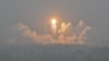 Roket Long March-5, yang membawa wahana penjelajah bulan Chang'e-6, lepas landas saat hujan turun di Pusat Peluncuran Luar Angkasa Wenchang di China selatan, 3 Mei 2024. (Foto: AFP)