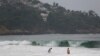 Wisatawan berenang di Acapulco, Meksiko, Selasa, 24 Oktober 2023. Badai Otis semakin kuat dari badai tropis menjadi badai besar dalam hitungan jam saat mendekati pantai Pasifik selatan Meksiko yang diperkirakan akan mendarat di kawasan ini Rabu dini hari.(AP/Bernardino Hernandez)