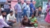 Seorang perempuan berduka di samping jenazah kerabatnya di luar rumah sakit Sikandrarao di distrik Hathras, 350 kilometer barat daya Lucknow, India, 2 Juli 2024. Sedikitnya 87 orang dilaporkan tewas terinjak-injak pada pertemuan keagamaan di India utara.(AP Photo/Manoj Aligadi)