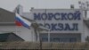 Bendera Rusia berkibar di sebuah gedung dekat Pelabuhan Kavkaz di wilayah Rusia di Selat Kerch, wilayah Krasnodar, 5 Maret 2014. (Foto: Maxim Shemetov/Reuters)