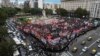 Pengunjuk rasa anti-pemerintah berkumpul di luar gedung Kongres saat anggota parlemen memperdebatkan rancangan undang-undang yang dipromosikan oleh Presiden Javier Milei di Buenos Aires, Argentina, Senin, 29 April 2024. (AP/Rodrigo Abd)