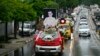 Mobil jenazah yang membawa peti mati mendiang jenderal Myanmar yang menjadi aktivis demokrasi Tin Oo berjalan ke pemakaman saat pemakamannya di Yangon, 5 Juni 2024.