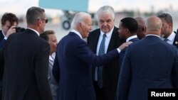 Представники Конгресу зустрічають президента США Джо Байдена біля Air Force One у міжнародному аеропорту імені Гаррі Рейда в Лас-Вегасі, штат Невада, 15 липня 2024 року.