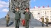 中国国防部长李尚福2023年8月16日抵达白俄罗斯访问与国防部长维克托·赫列宁（Viktor Khrenin）会谈。（白俄罗斯国防部照片）