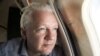 Pendiri WikiLeaks Julian Assange melihat ke luar jendela pesawat saat ia mendekati bandara Bangkok untuk singgah, menurut postingan Wikileaks di X, dalam gambar yang dirilis ke media sosial, 25 Juni 2024. (Wikileaks via X/via REUTERS)