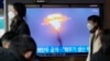 Layar televisi yang menunjukkan siaran berita terkait peluncuran misil Korea Utara terpasang di sebuah stasiun kereta api di Seoul, pada 28 Maret 2023. (Foto: AP/Ahn Young-joon)