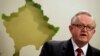 ARHIVA - Marti Ahtisari prilikom posete Kosovu 15. juna 2009. u Prištini (Foto: Reuters/Hazir Reka)