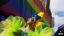 Seorang peserta melenggang dalam parade Pride di Sao Paulo, Brazil, pada 2 Juni 2024. (Foto: AFP/Miguel Schincariol)