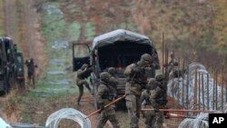 資料照片：波蘭軍人在與加里寧格勒的邊境地區架設鐵絲網。（2022年11月2日）