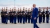 លោកប្រធានាធិបតី Joe Biden ដើរក្បែរឆ្មាំកិត្តិយសបារាំងបន្ទាប់ពីទៅដល់អាកាសយានដ្ឋាន Orly ភាគខាងត្បូងទីក្រុងប៉ារីសថ្ងៃពុធ ទី៥ ខែមិថុនា ឆ្នាំ២០២៤។