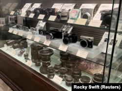 Kamera dan lensa dipajang di kantor pusat Fujifilm Holdings, di Tokyo, Jepang 7 Juni 2024. (Foto: REUTERS/Rocky Swift)