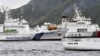 Sebuah kapal Garda Pantai China berlayar di dekat kapal Garda Pantai Jepang Kabira di lepas pantai Pulau Uotsuri, salah satu dari sekelompok pulau yang disengketakan yang disebut Kepulauan Senkaku, di Laut China Timur, 27 April 2024. (Kyodo via Reuters)