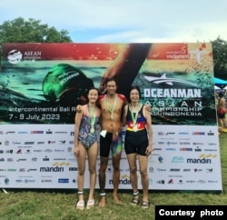 Nanik Soewadji (paling kanan) dalam sebuah acara renang di Bali (dok. pribadi).