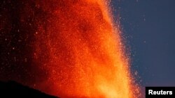 Lava menyembur dari kawah Gunung Etna di Italia, pada 4 Juli 2024. (Foto: Reuters/Etna Walk/Giuseppe Di Stefano)